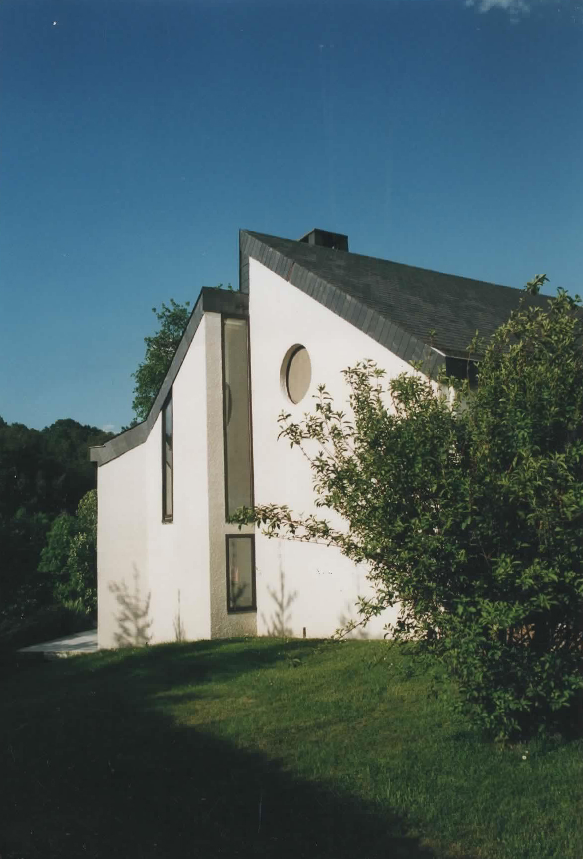 Maison individuelle blanche avec fenêtre ronde