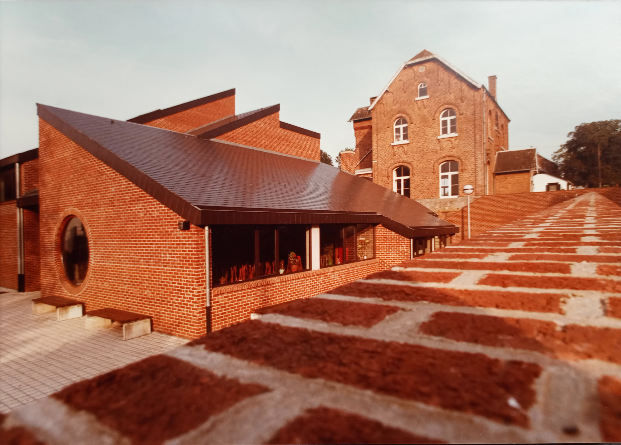 Grande fenêtre circulaire en brique, extérieur