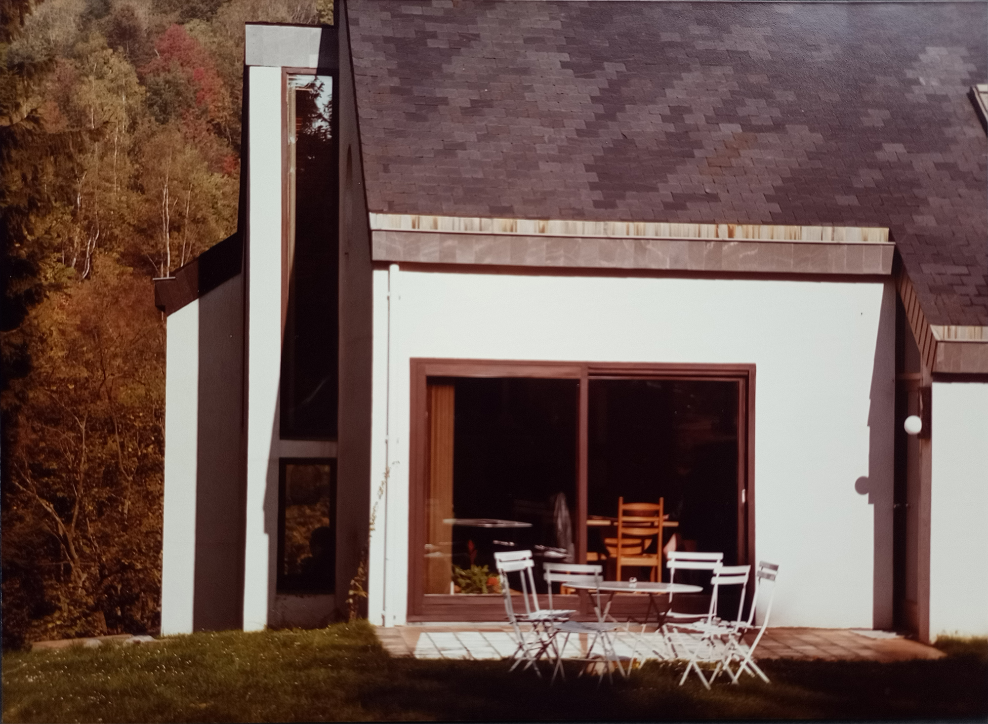 Façade en blocs blancs, toiture ardoise
