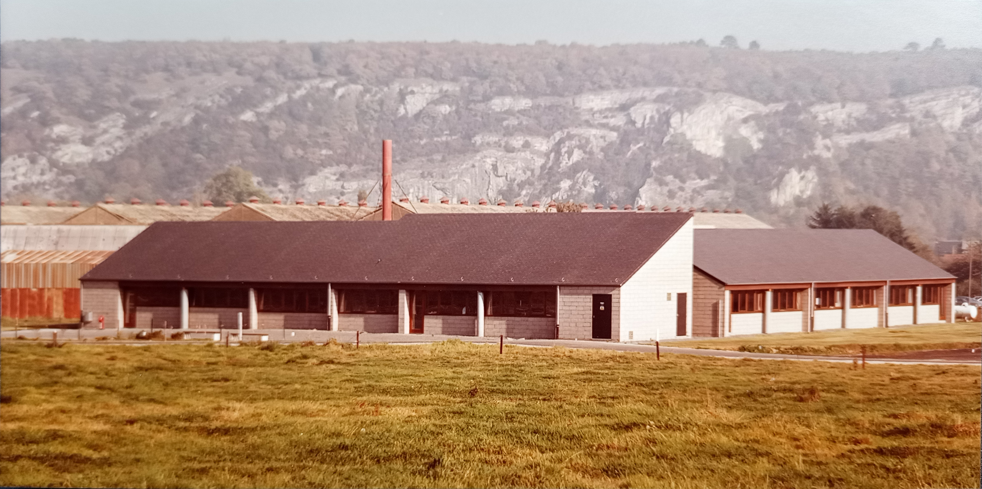 Toiture métal brun, cheminée en blocs