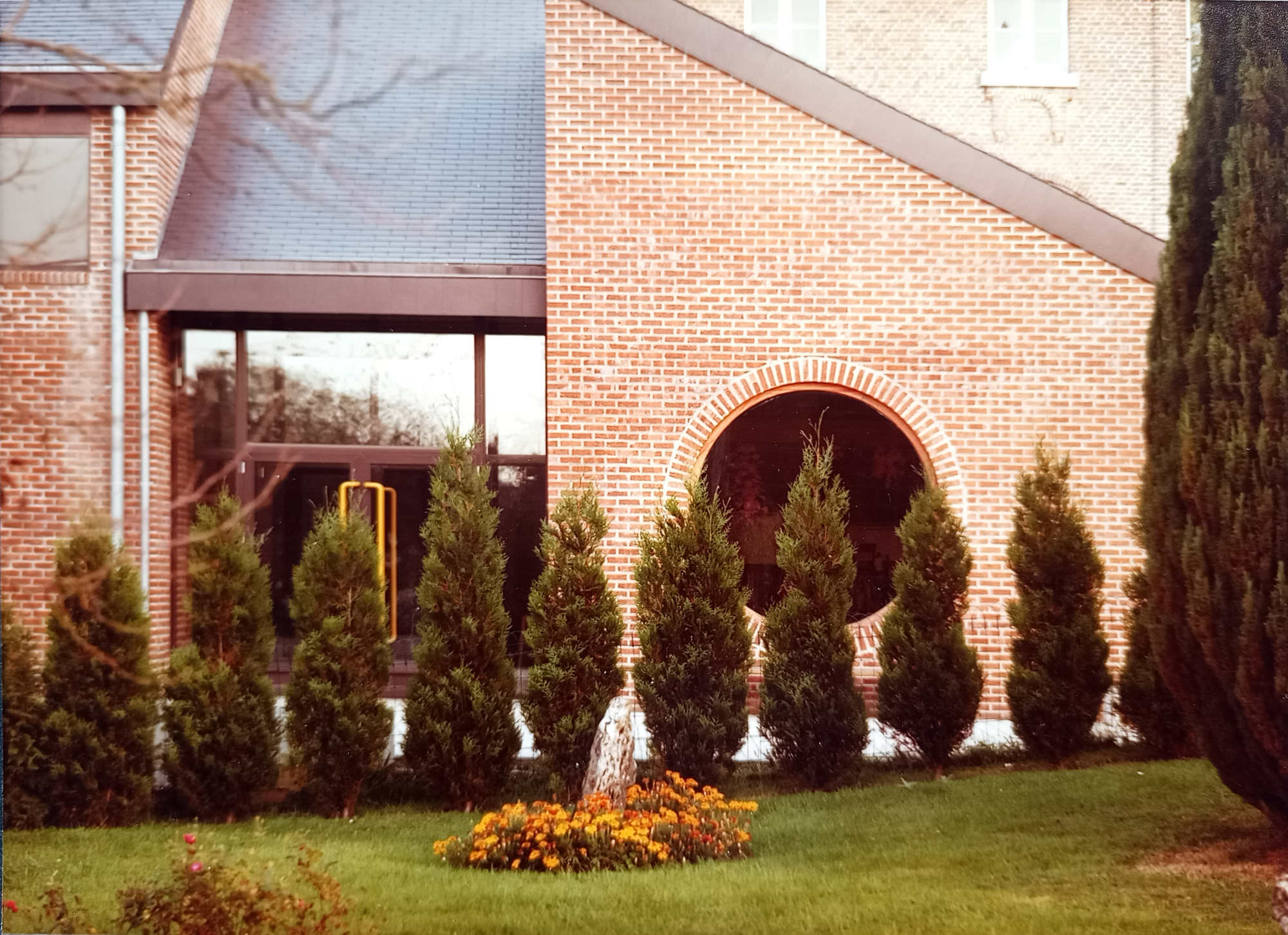 Entrée en brique avec avant-toit suspendu