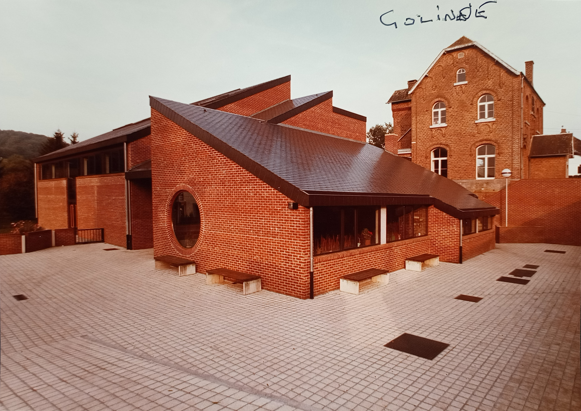 École Mont-Godinne, façade en brique avec fenêtre circulaire