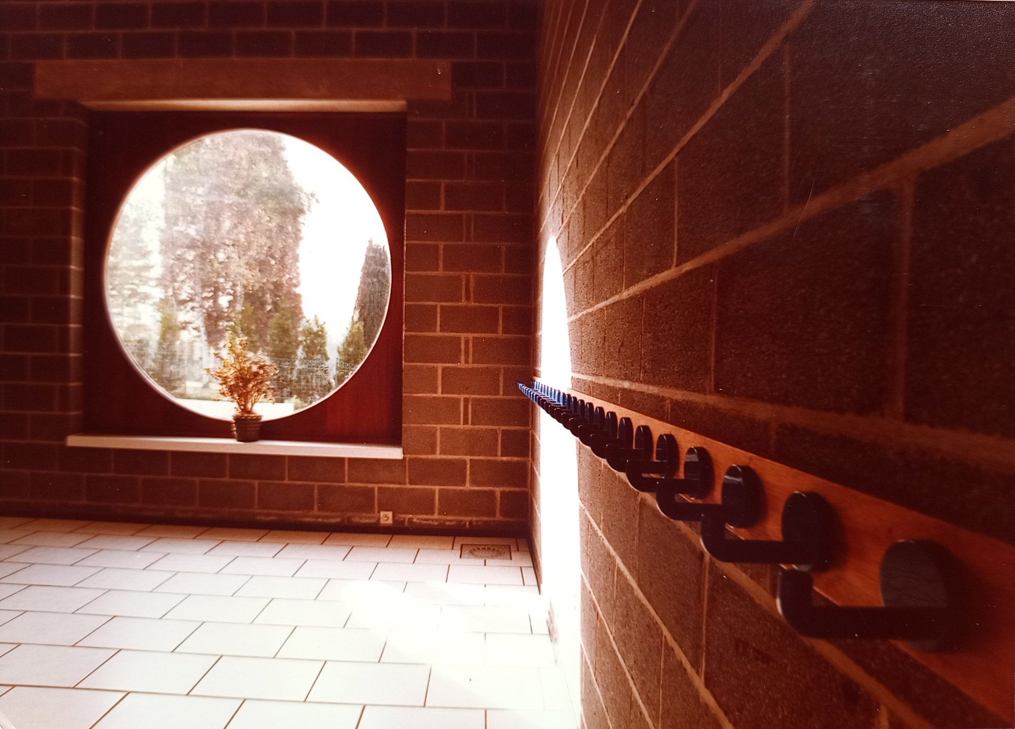 École Mont-Godinne, escaliers et toitures en brique