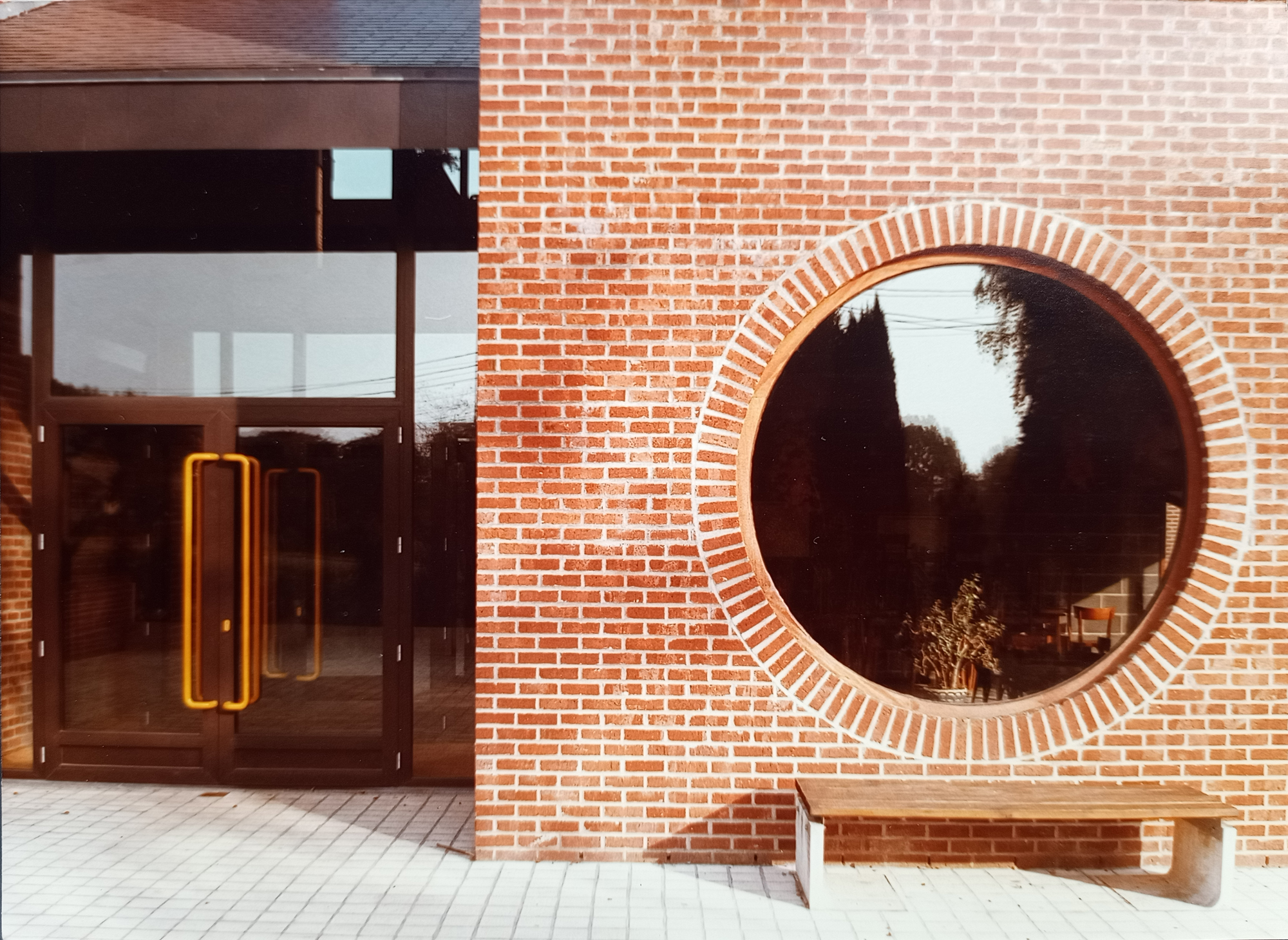 Entrée de l'école Mont-Godinne avec grande fenêtre circulaire