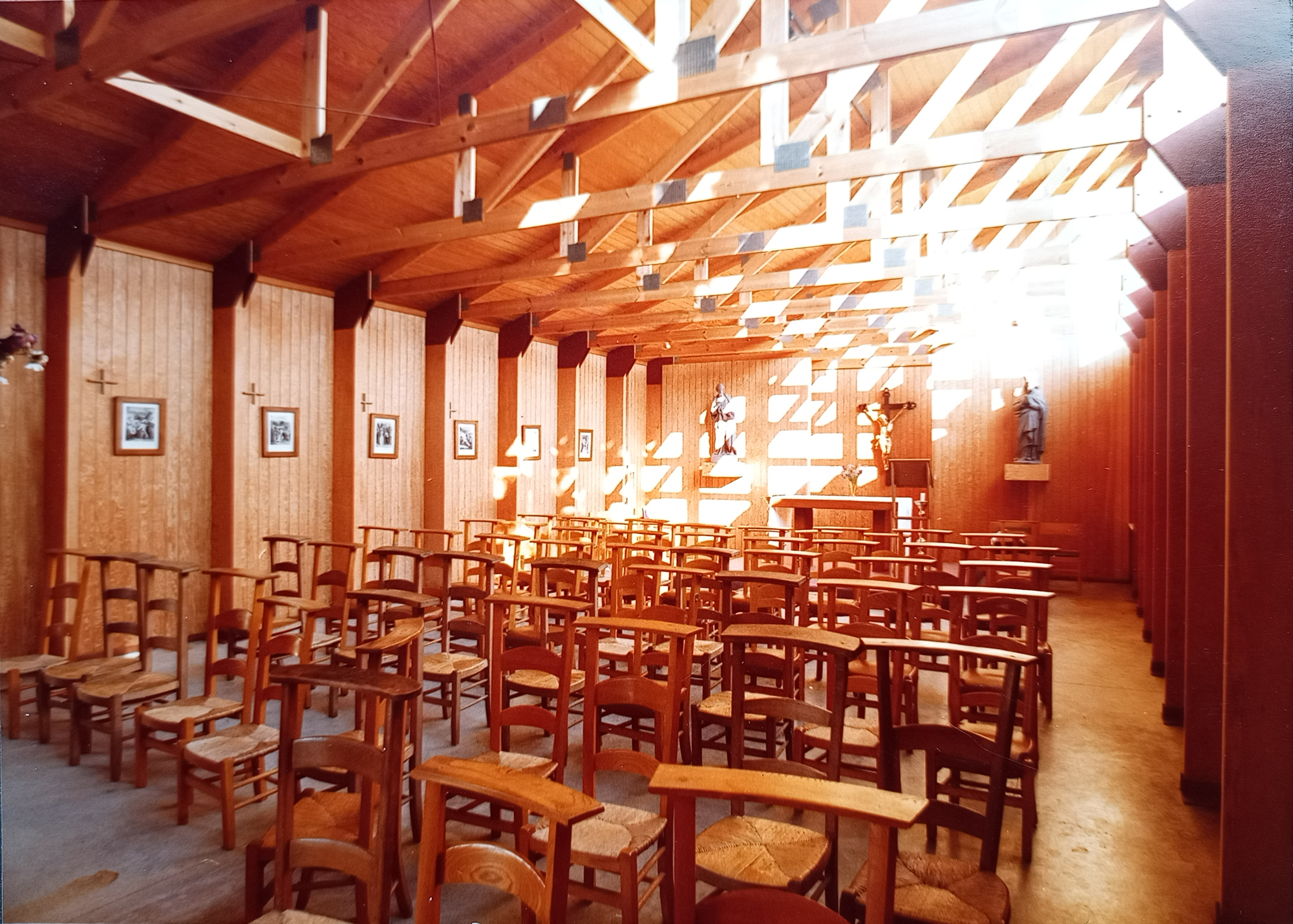 Intérieur de chapelle, charpente bois et lumière naturelle