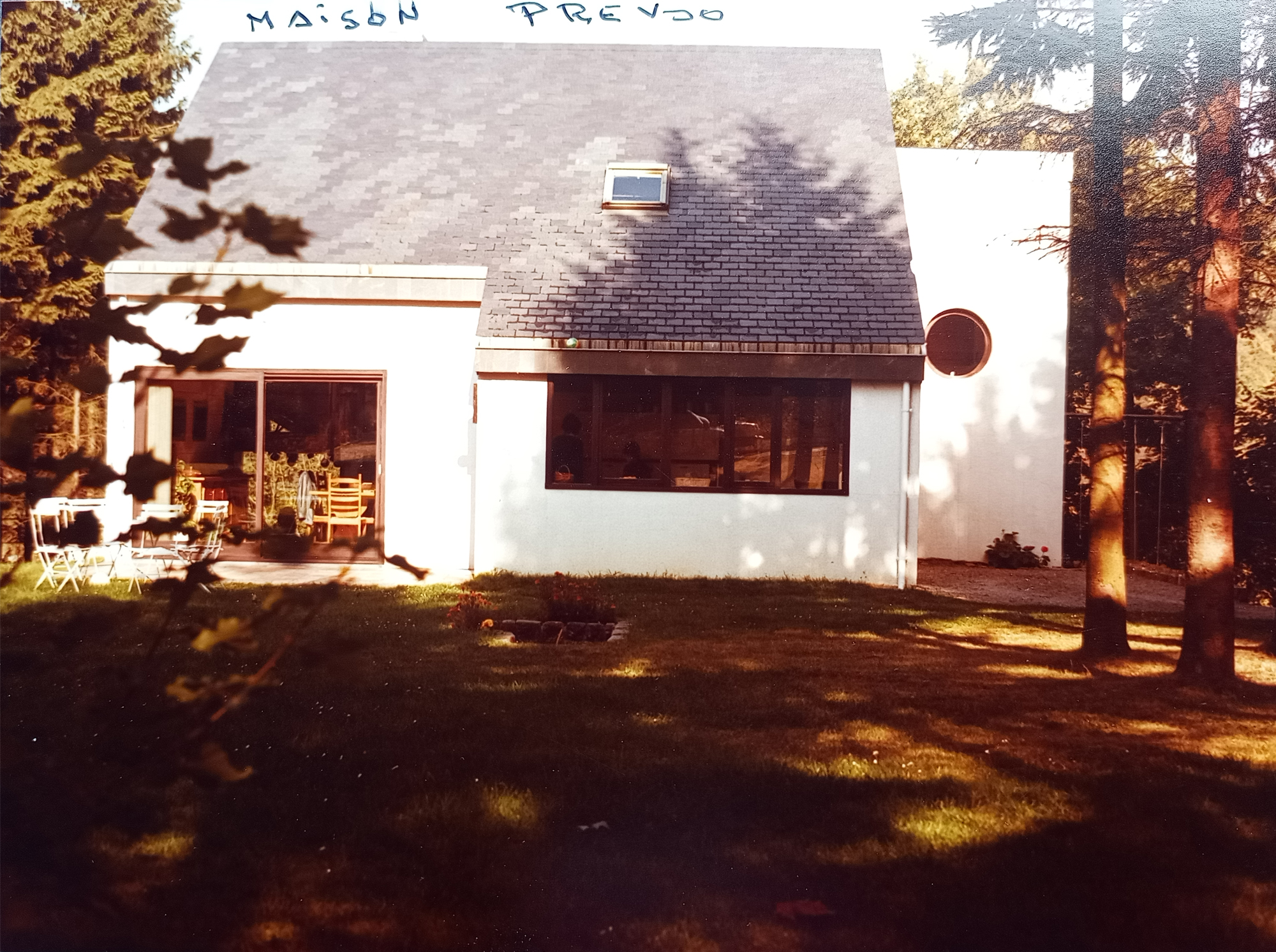 Façade blanche avec oculus et jeux d'ombres portées