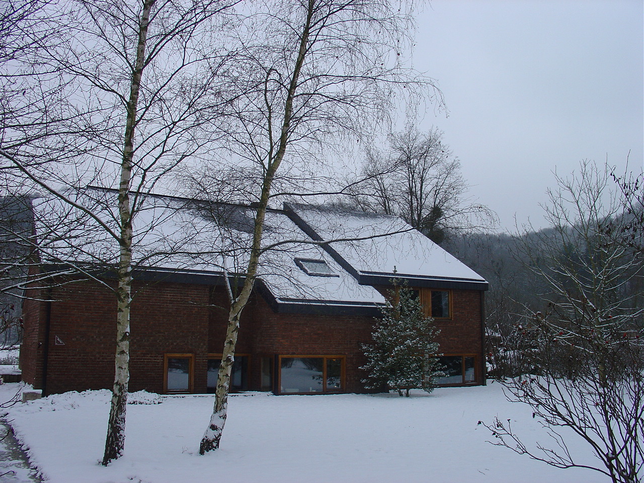 Maison en brique rouge enneigee