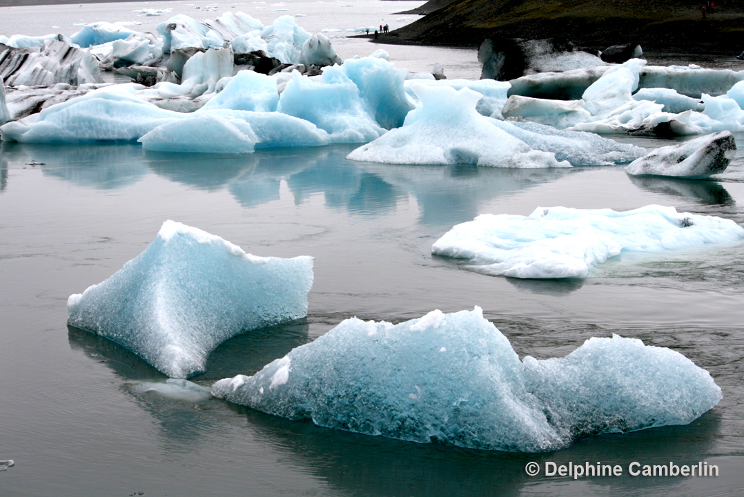 Blue icebergs at Jökulsárlón glacier lagoon, Iceland — Arctic-weather travel