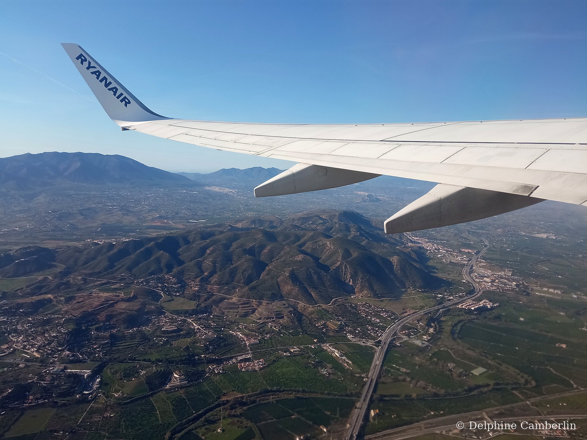 Plane wing over mountains — flight emissions calculator