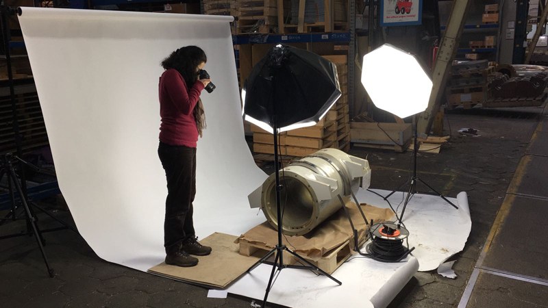 Delphine Camberlin at work - photo shooting dredging parts