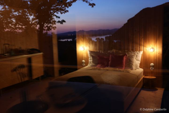 DunaTwinHouse Natural Lodge, Danube Bend, Hungary – Bedroom at dusk with view over the Danube