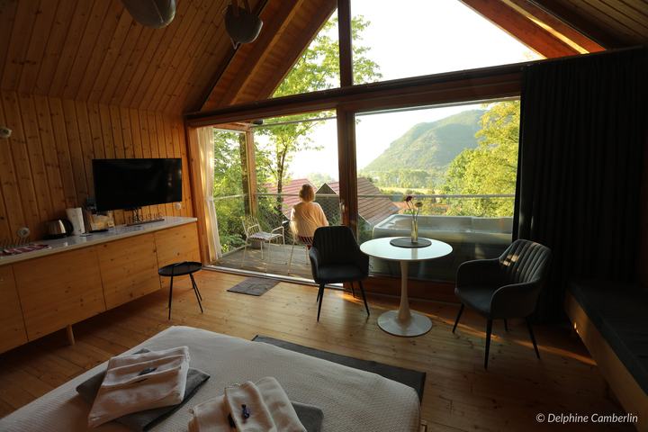 DunaTwinHouse Natural Lodge, Danube Bend, Hungary – Cabin interior with panoramic window over the Danube Bend