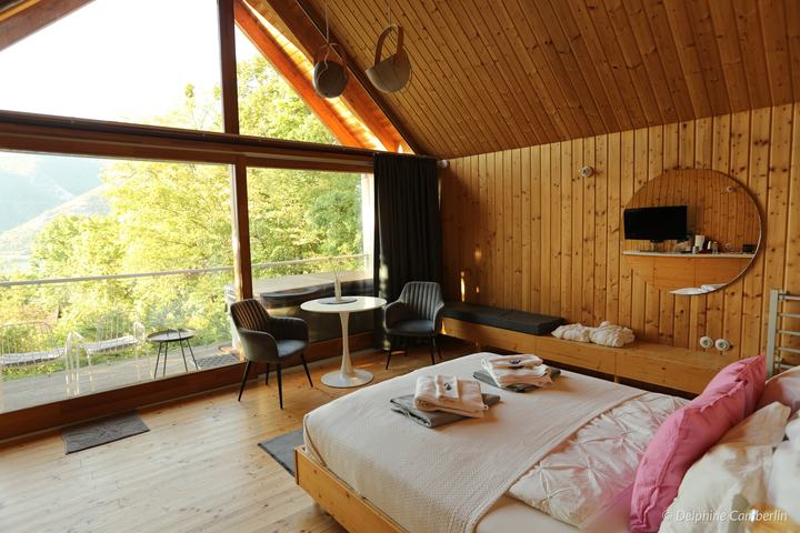 DunaTwinHouse Natural Lodge, Danube Bend, Hungary – Forest cabin bedroom with mountain view
