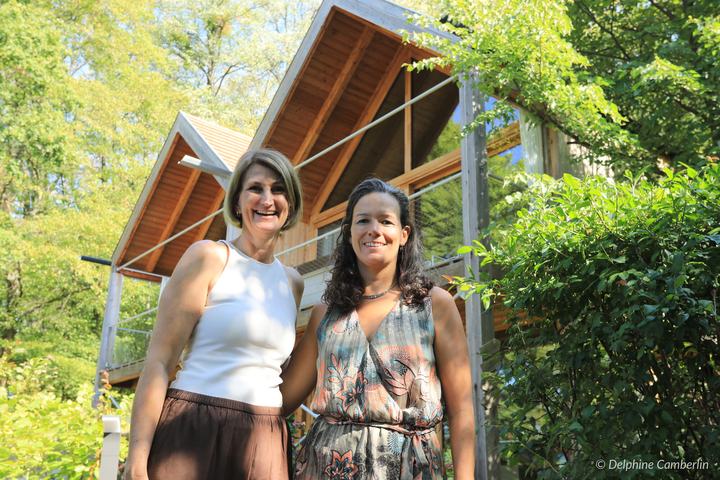 DunaTwinHouse Natural Lodge, Danube Bend, Hungary – Guests in front of the forest cabin