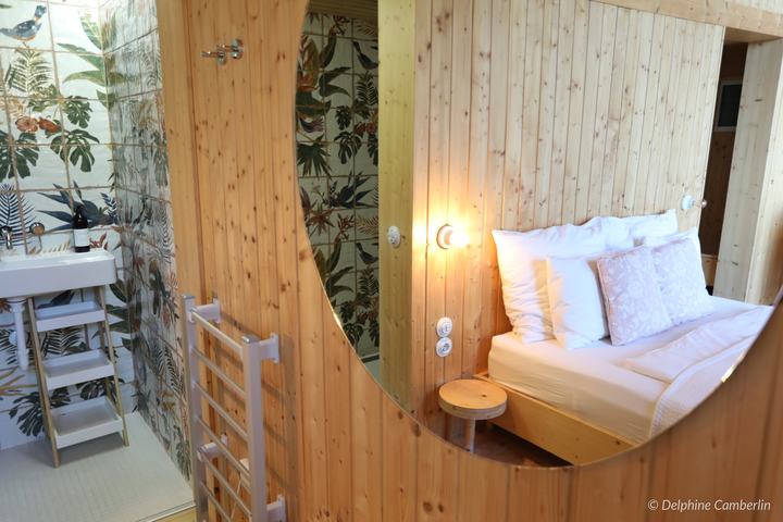 DunaTwinHouse Natural Lodge, Danube Bend, Hungary – Bedroom reflected in the round mirror