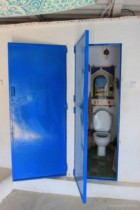 REC.ON Co-living, Vélez-Rubio, Spain – Blue doors eco bathroom