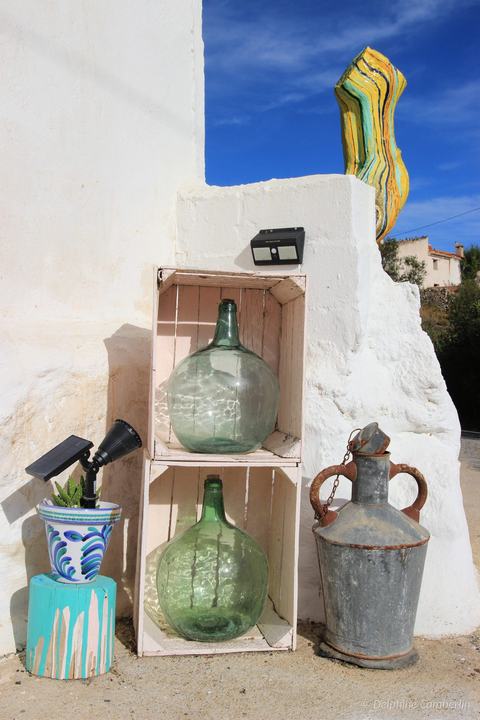 REC.ON Co-living, Vélez-Rubio, Spain – Demijohns crates sculpture eco decor