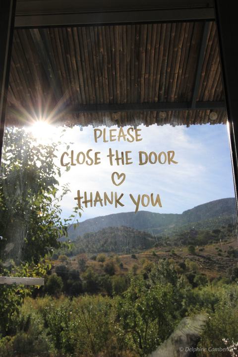 REC.ON Co-living, Vélez-Rubio, Spain – “Please close the door” sign, sunlight on the sierra