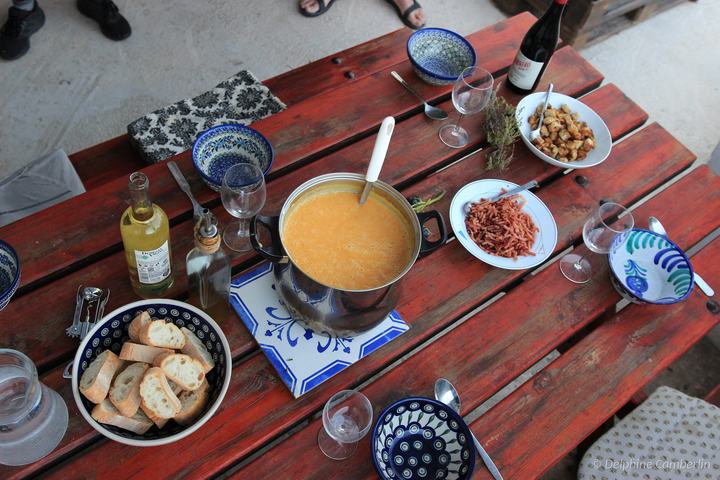 REC.ON Co-living, Vélez-Rubio, Spain – Shared community dinner table coliving